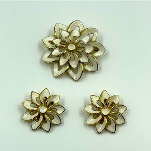 Vintage Crown Trifari MCM Gold Tone Cream Enamel Flower Brooch Earrings Set Clip